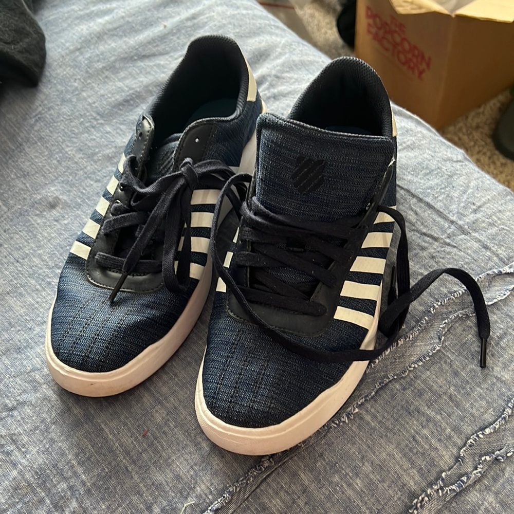 Men’s size 8 k swiss navy tennis shoes . worn x2. no stains or rips.